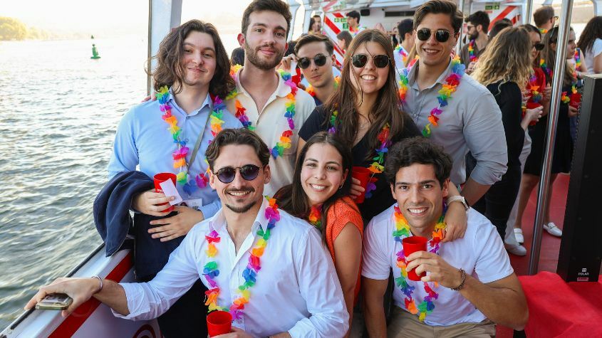 Grupo de amigos em teambuilding no Party Boat Living Cruise