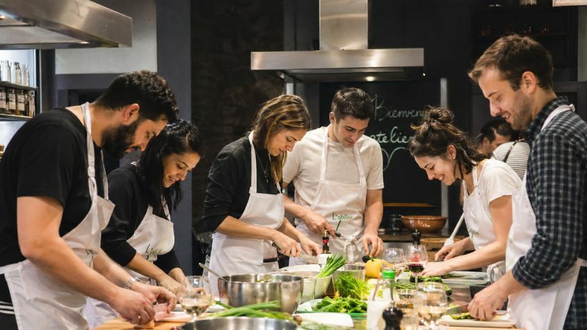 Equipa em teambuilding de aula de cozinha´